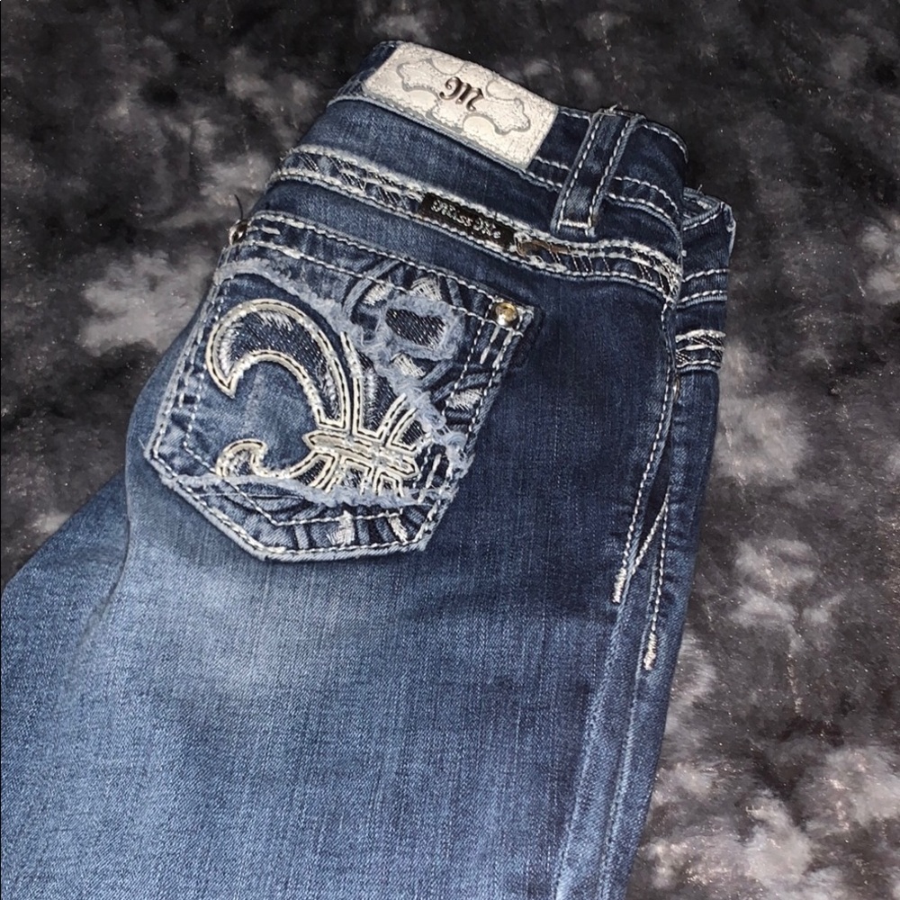 Miss Me-Blue mid rise capri with Vintage Fading and White Stitching 27